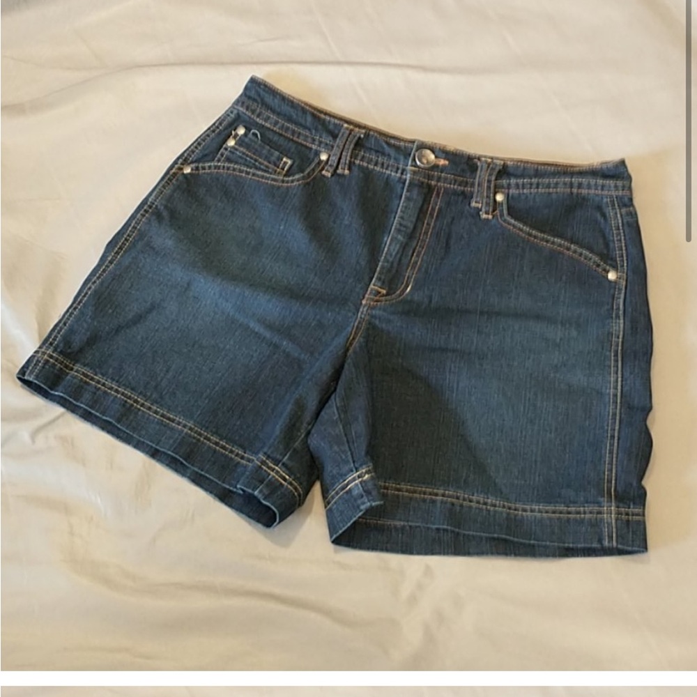 Gloria Vanderbilt dark wash jean shorts sz 8